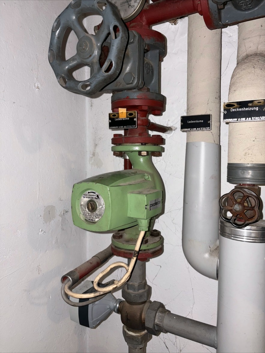 Regelventil mit Stellantrieb – Ladenräume – Regelventil mit elektrischem Stellantrieb für die Heizungsverteilung der Ladenräume. Präzise Temperatursteuerung.