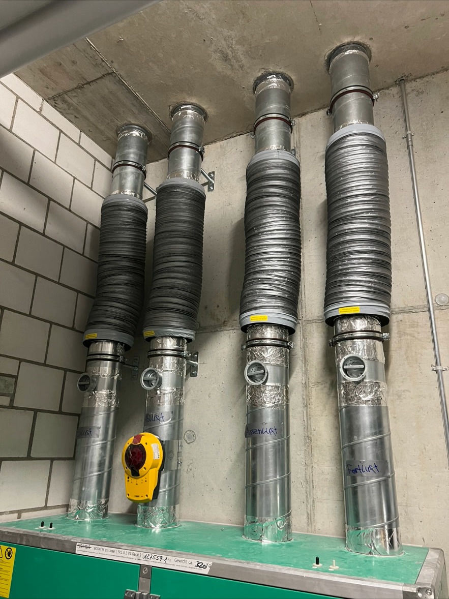 Lüftungskanäle mit Schalldämpfern – Vier Lüftungskanäle mit Schalldämpfern und Brandschutzklappe. Zuluft-, Abluft- und Fortluft-System für kontrollierte Wohnraumlüftung.