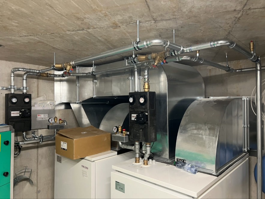 Doppel-Wärmepumpe mit Pufferspeicher – Zwei Wärmepumpen mit isolierten Pufferspeichern, Pumpengruppen und kompletter Verrohrung. Hochleistungsanlage für Grossobjekt.