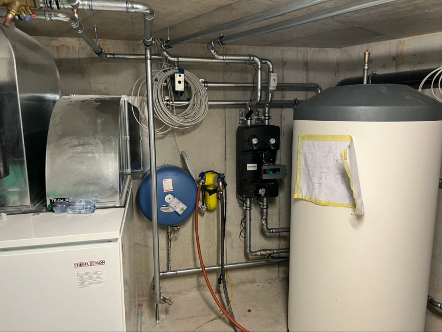 Stiebel Eltron Wärmepumpe & Speicher – Technikraum mit Stiebel Eltron Wärmepumpe, Ausdehnungsgefäss, Pumpengruppe und Warmwasserspeicher. Komplette Neuinstallation.