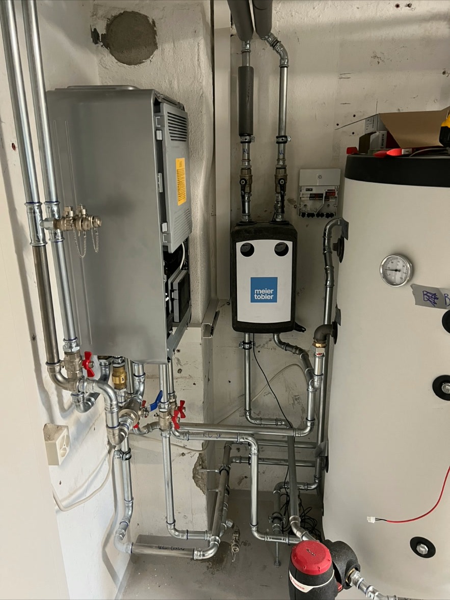 Meier Tobler Frischwasserstation – Installation einer Meier Tobler Frischwasserstation mit Warmwasserspeicher, Verrohrung und Steuerungstechnik.