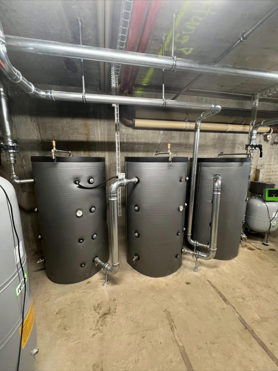 Speicheranlage Mehrfachspeicher – Mehrere Pufferspeicher mit verbundenem Rohrsystem und zentraler Heiztechnik für hohe Speicherkapazität im Grossobjekt.