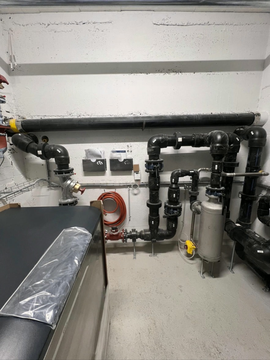 Schwarzrohr-System mit Filtereinheit – Heizungsanlage mit gross dimensioniertem Schwarzrohr-System, Filtereinheit und sauber montierten Armaturen für den Anlagenbetrieb.