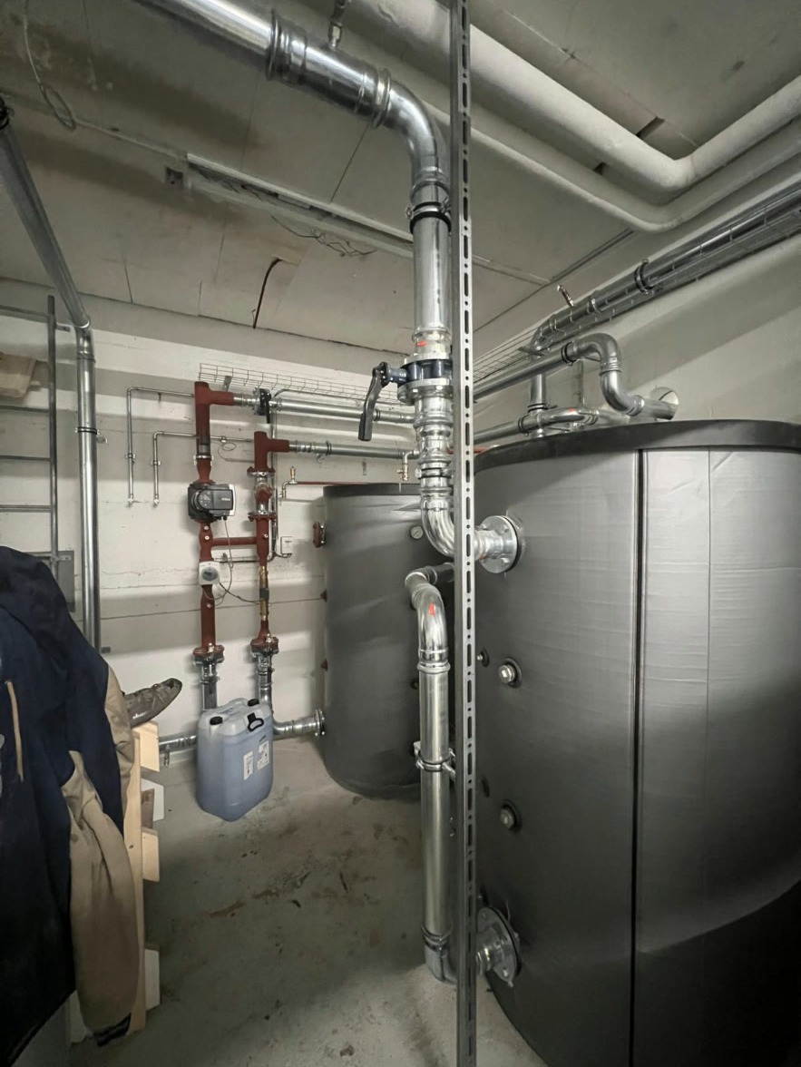 Mehrfachspeicher mit Rohrnetz – Mehrfachspeicheranlage mit verbundenem Rohrnetz, Pumpengruppe und sauber installierter Wärmeverteilung im Heizraum.
